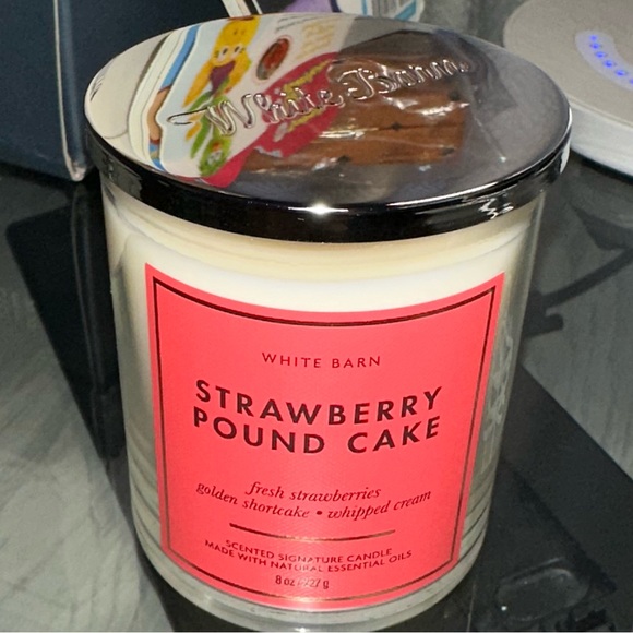White Barn Strawberry Pound Cake Single Wick Candle - Picture 3 of 6